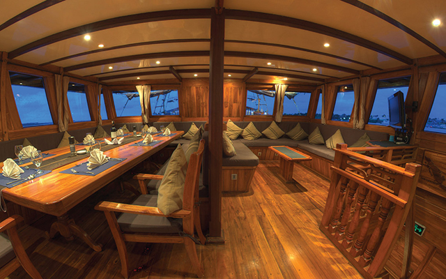 Main salon - MY Damai 1 - Indonesia Liveaboard