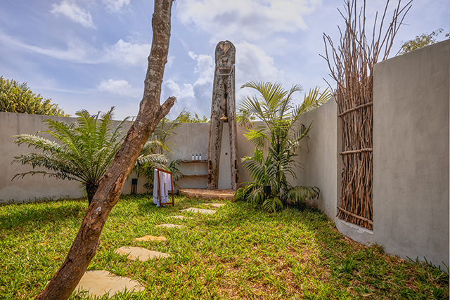 Outdoor shower - Oceanview Villas - The Manta Resort - Pemba Island Dive Resort