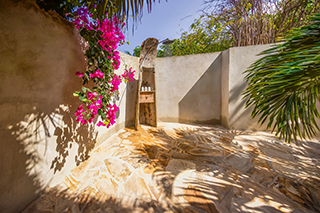Outdoor shower - Seafront Family Villas - The Manta Resort - Pemba Island Dive Resort