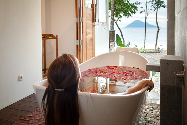 Bath tub - Oceanfront Villa - Murex Manado Resort - Indonesia Dive Resort