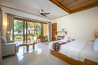 Double bed - Premium Deluxe Cottage - Murex Manado Resort - Indonesia Dive Resort